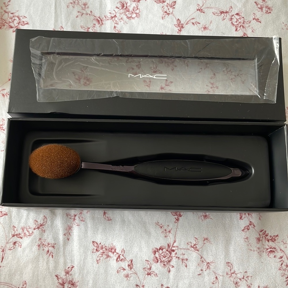 MAC Oval 6 Brush - Discontinued